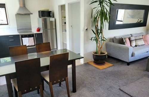 Wanaka House | George's House: Town Centre, amazing views, warm & pet friendly