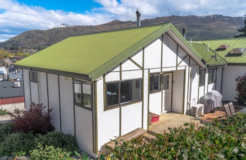 Wanaka House | George's House: Town Centre, amazing views, warm & pet friendly