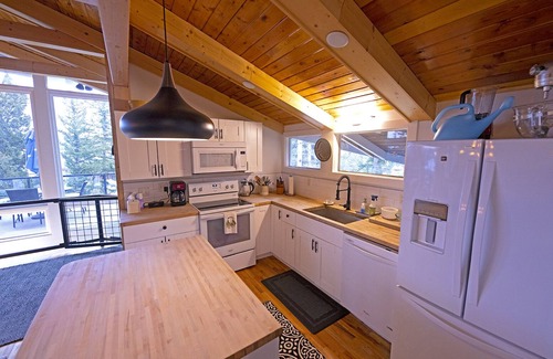 Georgetown House | Georgetown Lake Views! Discovery Ski Area and Lake Shore Minutes Away! Hot Tub!