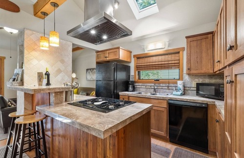 Old Bend House | Georgia Cottage Lindy | Old Bend pet (dog) friendly walk everywhere!