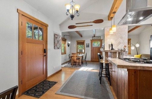 Old Bend House | Georgia Cottage Lindy | Old Bend pet (dog) friendly walk everywhere!