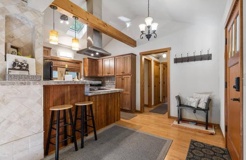 Old Bend House | Georgia Cottage Lindy | Old Bend pet (dog) friendly walk everywhere!