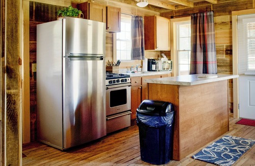Ashburn Cabin | Georgia Golf Cottage with 9-hole course, pool, tennis court, clubhouse and more!