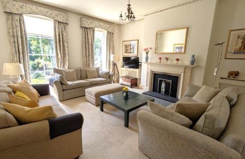 Chichester House | Georgian House - Great for Groups & Celebrations! Located in Central Chichester with Parking - Chichester Holiday Properties