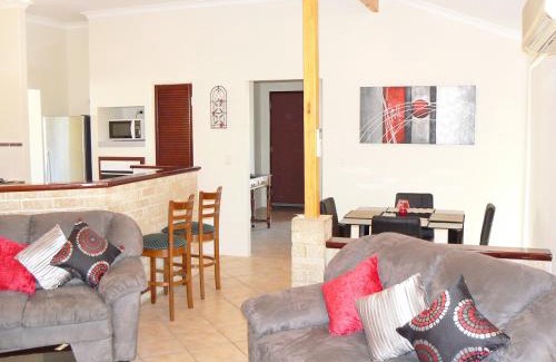 Wonthella House | Geraldton Luxury Retreat 2 with free Streaming