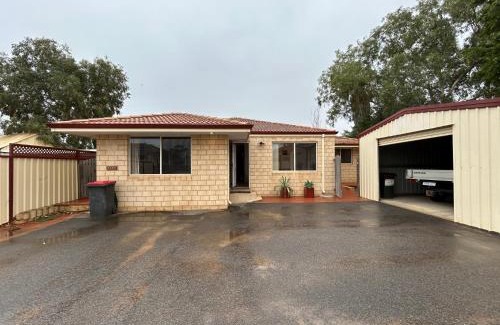 Wonthella House | Geraldton Luxury Vacation Home with free Streaming