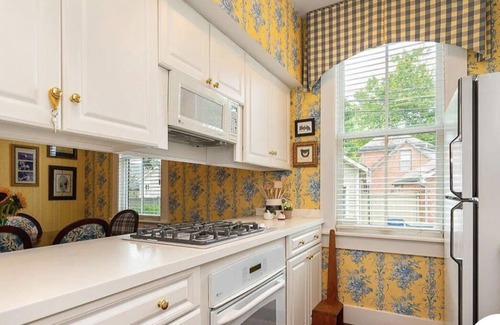 German Village House | German Village Cottagecore style home. Blissful garden. Off-St Parking.