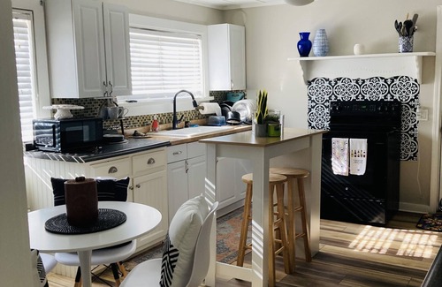 Calhoun House | Get comfy and cozy in this cute cottage in Calhoun!