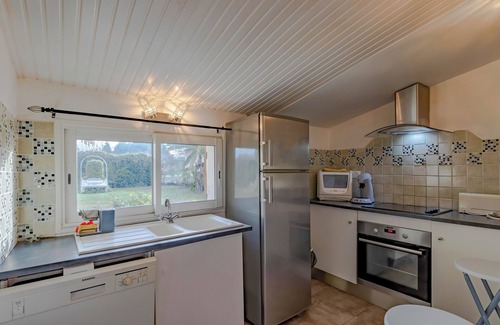 Pineuilh House | Getaway at Les Pouges – Renovated House with Garden, Fast Wi-Fi, Barbecue
