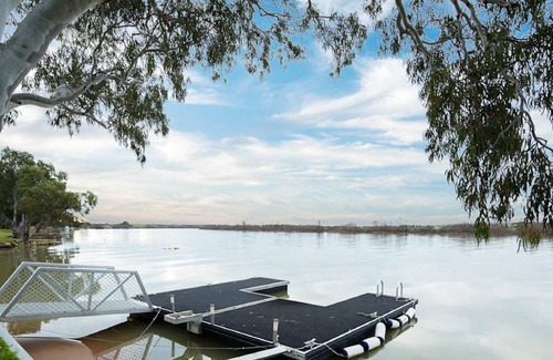 White Sands House | Getaway at River Paradise: Murray Bridge's Ultimate Riverside Retreat