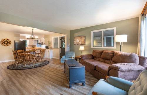 Somerset Ski Chalet | Getaway Chalet-Spacious Beautiful Retreat- Laurel Highlands-Secluded Backyard!