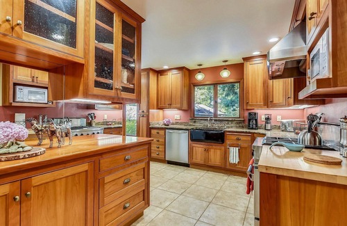 Cazadero Cabin | Getaway in the Forest, Surrounded by Peaceful Nature and Year-round Creek