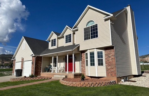 Teasdale House | Getaway w/sport court! Near Capitol Reef- Sleeps 21 in beds/26 total