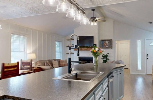 Bryan House | Gettysburg · Modern Farmhouse Getaway in Town! NEW beds! (King)