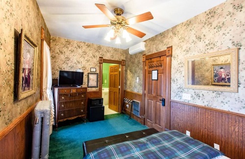 Rush City Hotel | GH8 · #8 Grant House- The Rush Room