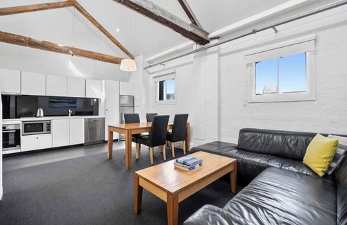 Sullivan's Cove Apartment | Gibson's Mill waterfront loft apartment - 303