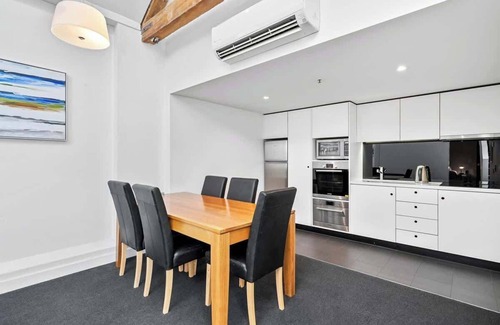 Sullivan's Cove Apartment | Gibson's Mill waterfront loft apartment - 304