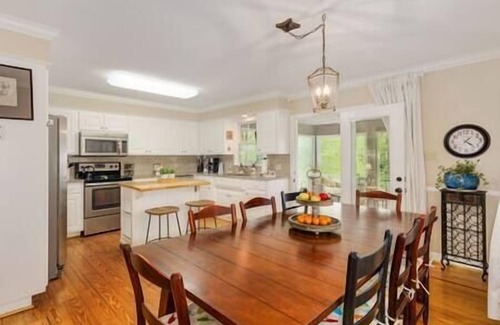 Inman House | Giggle Spot on Lake Bowen w/outdoor jacuzzi & dock