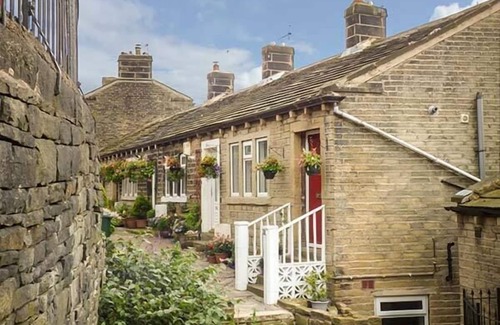 Ainley Top Cottage | GINNEL CORNER, family friendly, character holiday cottage in Golcar