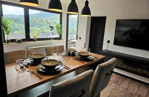 Niedersfeld Apartment | Gipfelpanorama Winterberg mit Berg- und Seeblick, Boxspringbett mit ausfahrbarem TV