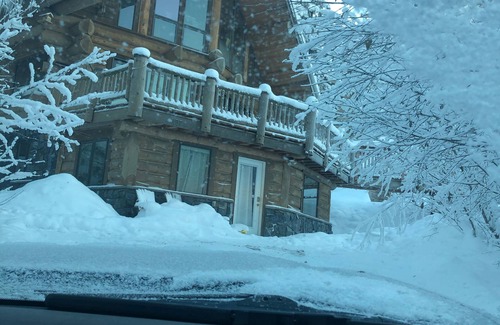 Alyeska Apartment | Girdwood Alaska rental near ski resort. Customers rave: so cute, clean and cozy!