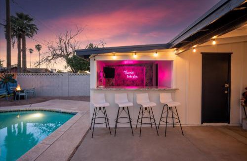 Papago Parkway House | Girls Getaway Haven Outdoor Bar w Pool & Hot Tub