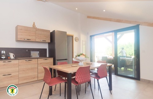 Chatte House | Gite 2 Chambres Avec Terrasse Couverte et Bain à Remous