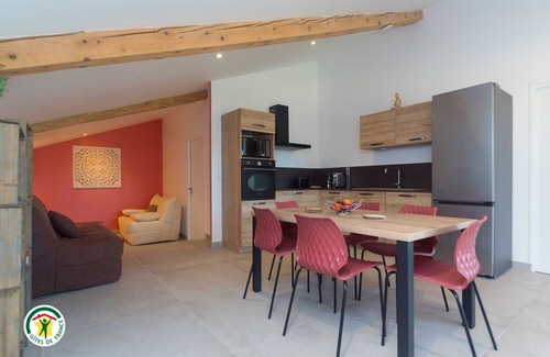 Chatte House | Gite 2 Chambres Avec Terrasse Couverte et Bain à Remous
