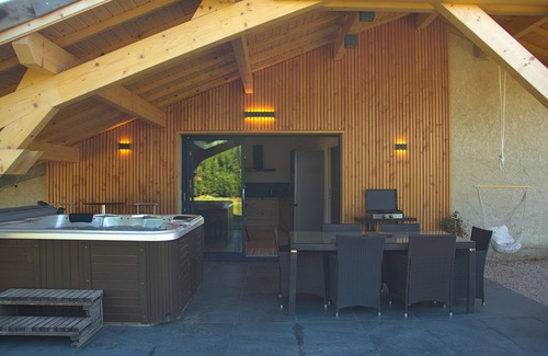Chatte House | Gite 2 Chambres Avec Terrasse Couverte et Bain à Remous