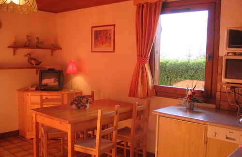 Notre-Dame-de-Bellecombe Ski Chalet | GITE DANS CHALET SAVOYARD, 4 PERS, au pied des pistes, calme, vue, expo sud