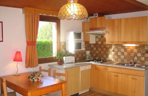Notre-Dame-de-Bellecombe Ski Chalet | GITE DANS CHALET SAVOYARD, 4 PERS, au pied des pistes, calme, vue, expo sud