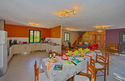 Lacave House | GITE DE 6 A 14 PERSONNES Chez Léontine