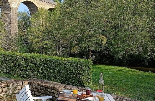 Saint-Pompain Cottage | Gîte in the heart of nature by the river
