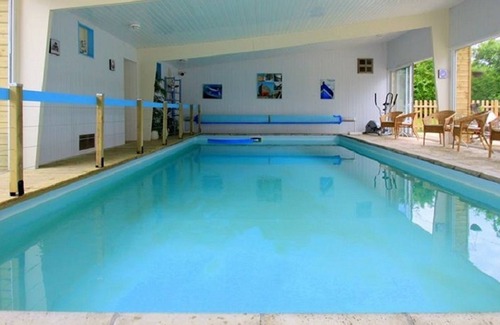 Boufflers House | Gite La Terre 11 pers shared covered and heated swimming pool