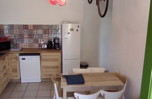 Entrechaux Apartment | Gîte Lavande, between vineyards and olive groves.