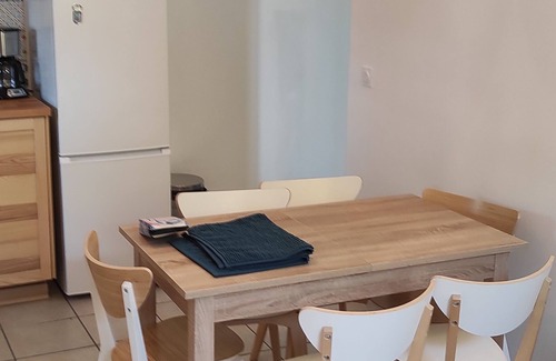 Entrechaux Apartment | Gîte Lavande, between vineyards and olive groves.