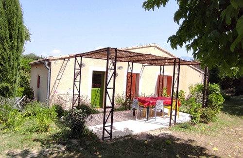Entrechaux Apartment | Gîte Lavande, between vineyards and olive groves.