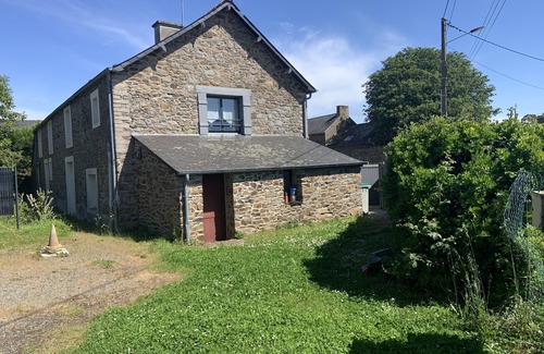 Saint-Pere House | Gite near the banks of the RANCE with garden (2 adults and 2 children)