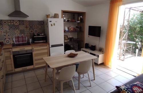 Entrechaux Apartment | Gîte Romarin, between vineyards and olive groves.