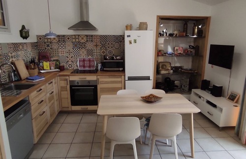 Entrechaux Apartment | Gîte Romarin, between vineyards and olive groves.