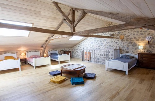 Saint-Estephe Cottage | Gite Saint-Estèphe, 5 bedrooms, 15 persons