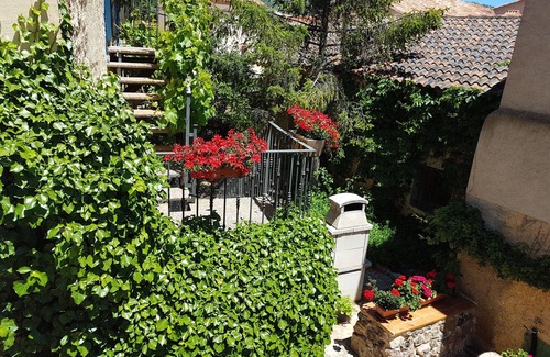 Gallocanta Cottage | Gite with garden Gallocanta Nature Reserve.