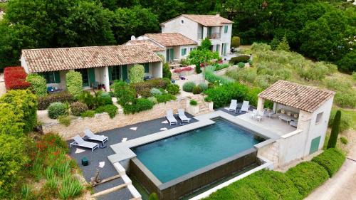 Saint-Saturnin-les-Apt Apartment | Gite with Pool, 900 metres walk to Saint Saturnin Les Apt