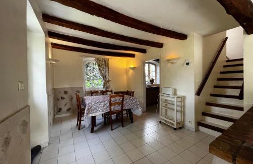 Le Plessis-Luzarches Apartment | Gites aux Fleurs de Cerises