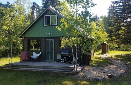 Polebridge Cabin | GLACIER GLAMPING! STEPS FROM THE POLEBRIDGE MERCANTILE!