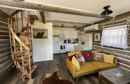 Columbia Falls Cabin | Glacier Park historic cabin couples/honeymoon/weddings/families HOT TUB VIEWS!
