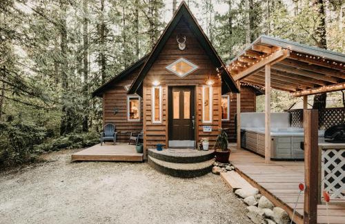 Warnick House | Glacier Springs Cabin #16 - Hot Tub - Wi-Fi