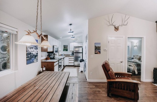 Warnick Cabin | Glacier Springs Cabin #16 - Hot Tub - Wi-Fi