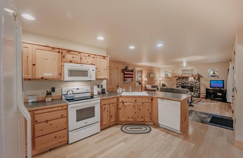 Warnick Cabin | Glacier Springs Cabin #95 - Hot Tub - WiFi