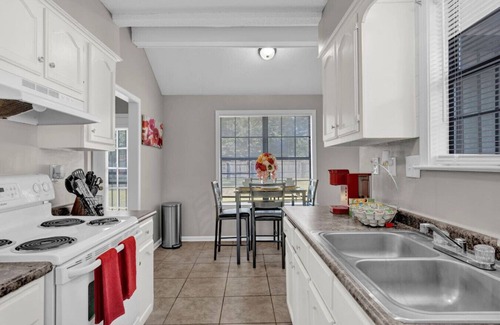 Ellendale House | Glamorous 3BR 2BA house w/large fenced backyard